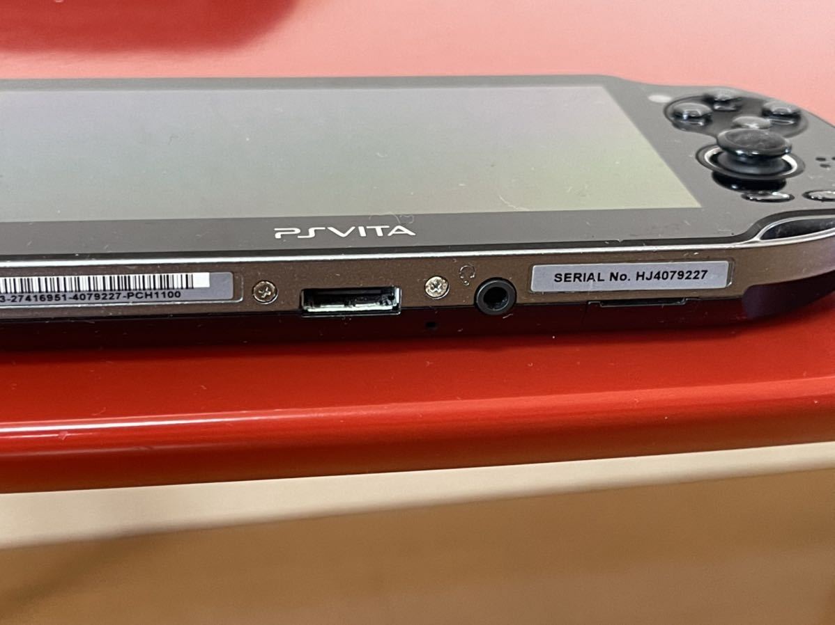 PlayStation Vita本体 ＋ メモリーカード2枚（32G & 8G） ＋ ポーチ ＋ 