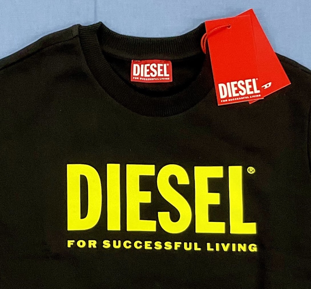 ディーゼル　キッズ　トレーナー 1322　サイズ8Y　ペアコーデ　ロゴ　ブラック　新品 プレゼントにも　男女兼用　DIESEL kids J00245_クラシックなDIESELロゴ、鮮やかなカラー