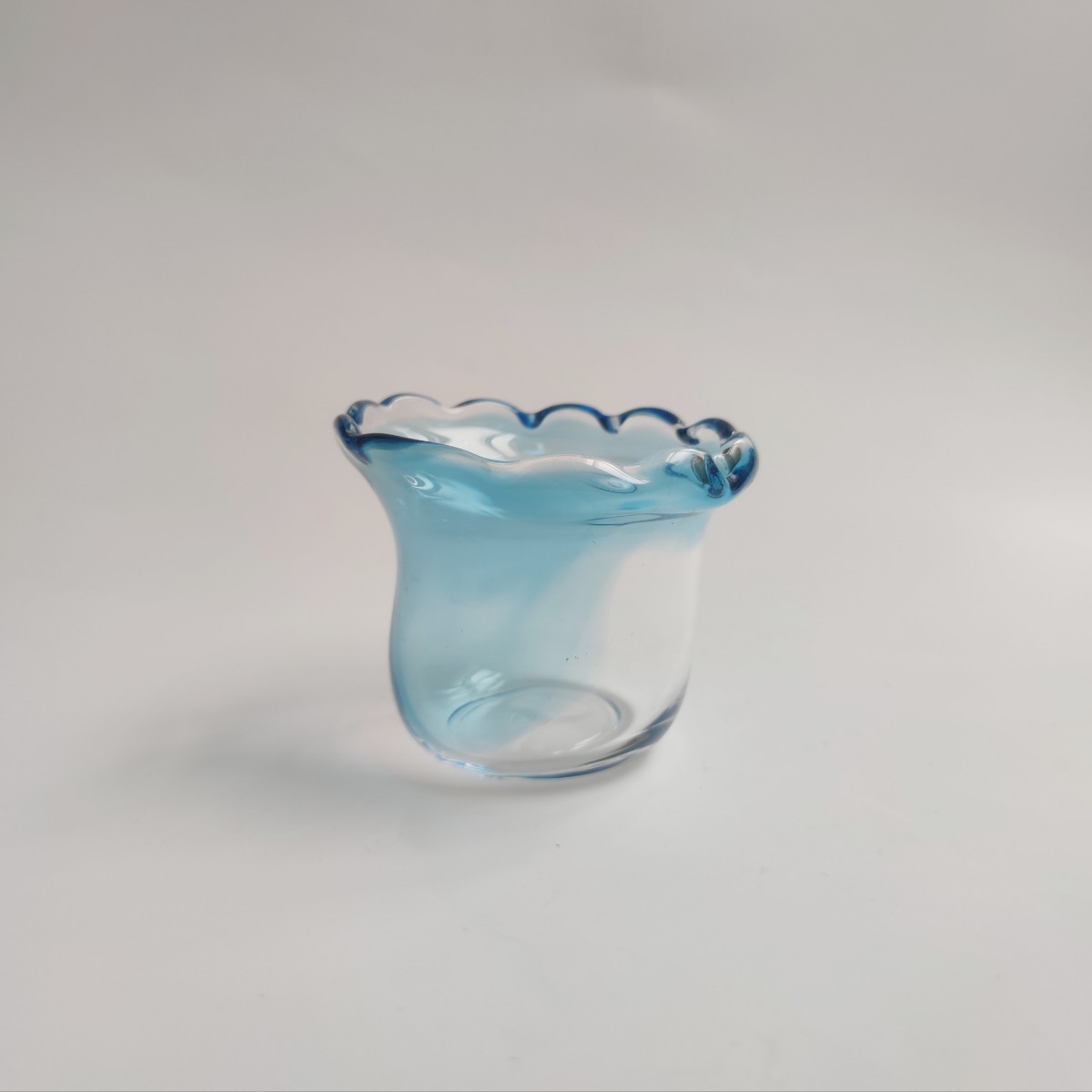 【一点物】ブルーのオリジナル花瓶　マーブル　ひらひら　花びら　水色