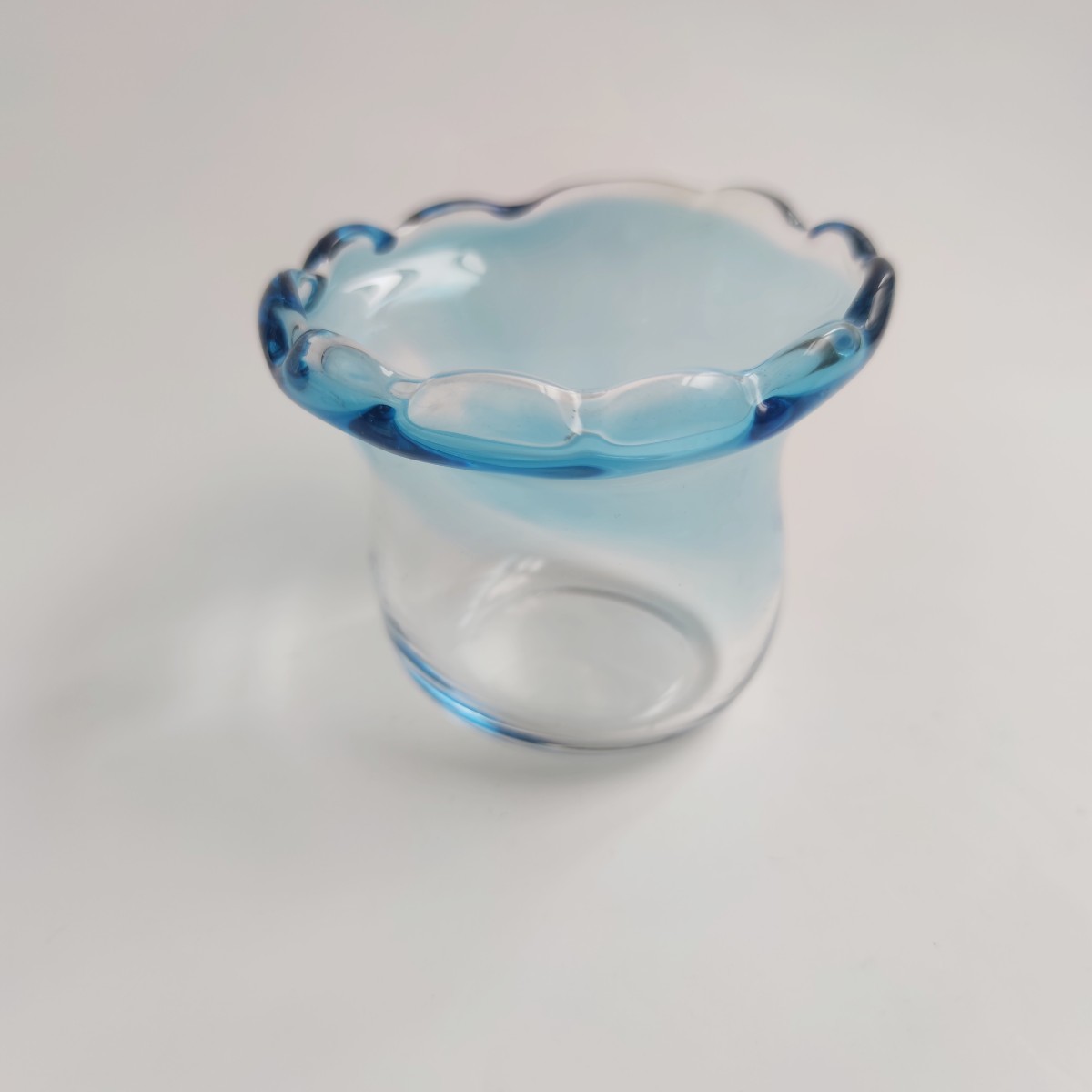 【一点物】ブルーのオリジナル花瓶　マーブル　ひらひら　花びら　水色