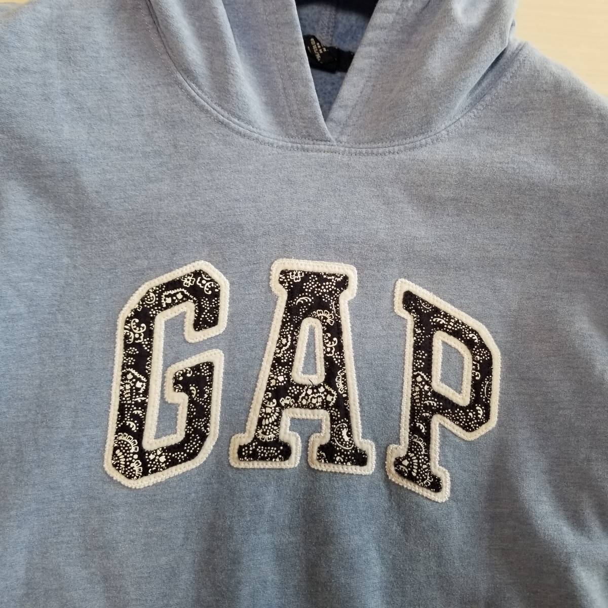 GAP ギャップ トップス トレーナー 無地 フードつき ポケット ロゴ 刺繍 長袖 レディース サイズM ブルー Au284_画像4