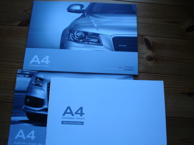 新車カタログ　AUDI A4　Sedan/avant　　B8系　11.10　P59＋アクセサリーカタログ_画像1