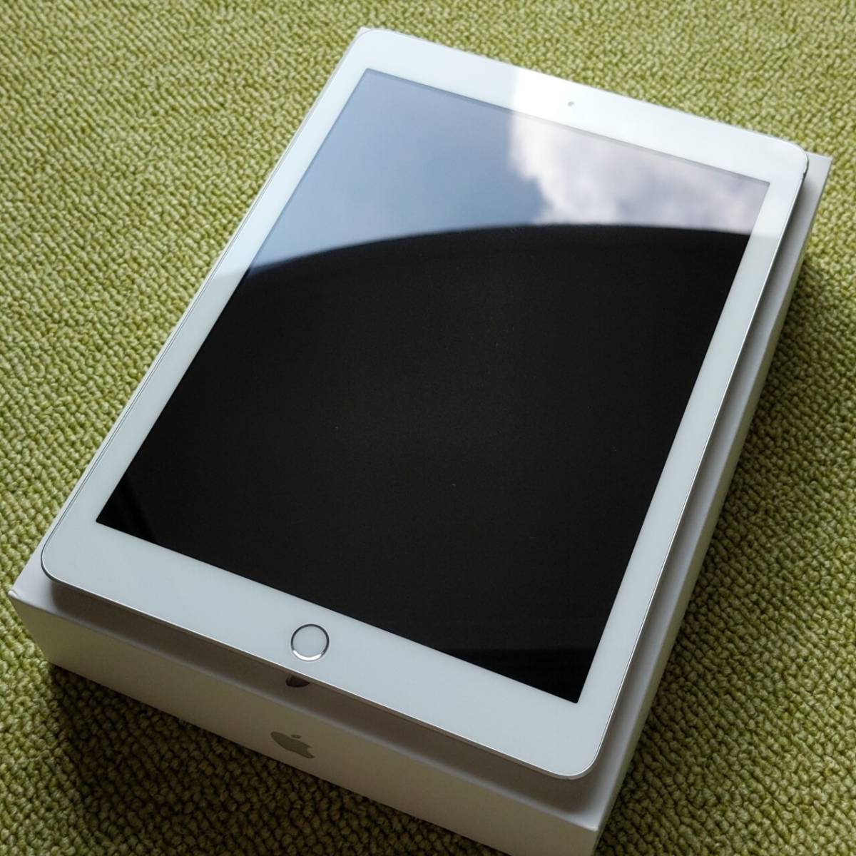 美品!! iPad 第6世代【SIMフリー】32GB 白 /シルバー 送料無料 lp2m ...