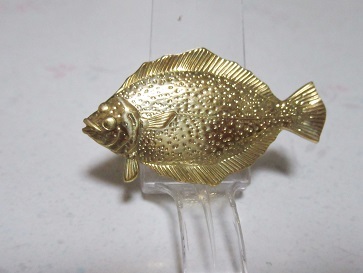 ヒラメ（魚）の可愛い真鍮ブローチ_画像1