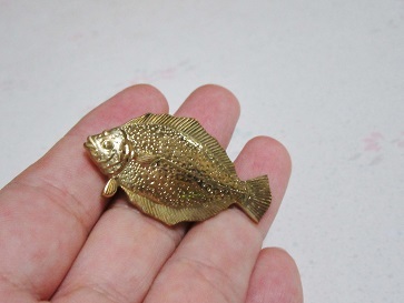 ヒラメ（魚）の可愛い真鍮ブローチ_画像2