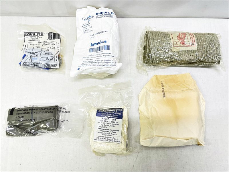 カメ)米軍放出品 実物 メディカルポーチ N-3 内容品6点付属 内容品未