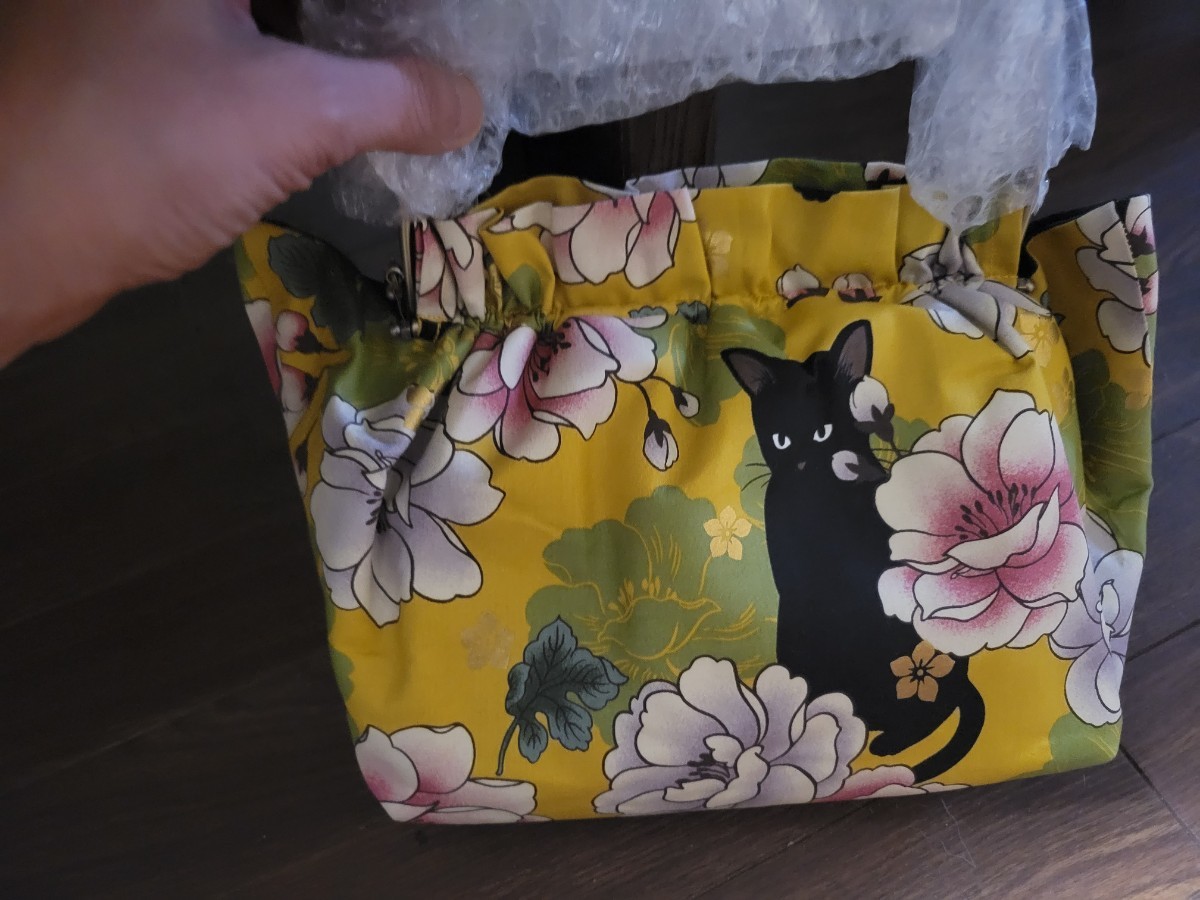 キルトゲイト　廃盤生地使用　百華繚蘭　黒猫と牡丹　ショルダー付きがま口ハンドバッグ