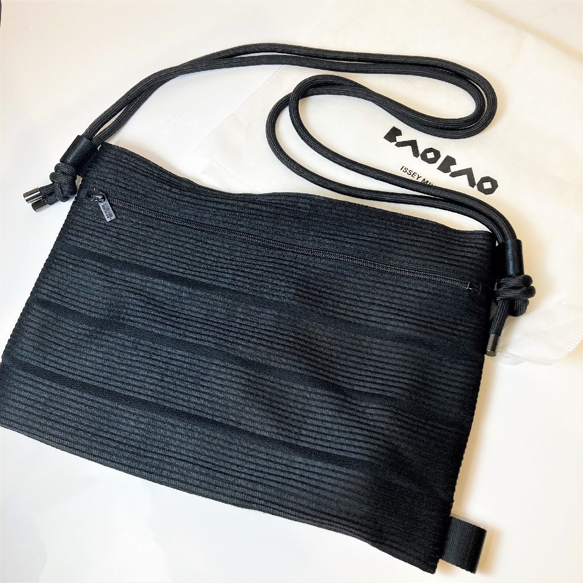 ISSEY MIYAKE プリーツサコッシュ | cprc.org.au