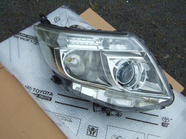80 前期 ノア エスクァイア 81110-28F70 右 ヘッドライト - 通販