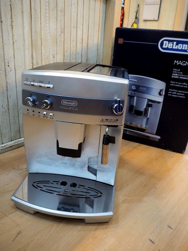 デロンギ(DeLonghi)全自動コーヒーメーカー ミルク泡立て手動 ブラック マグニフィカ ESAM03110B kirimaja