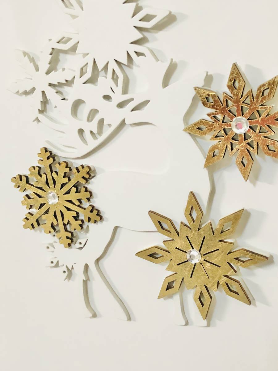 新品　未使用　ホワイトトナカイ＆ラインストーン装飾金色雪の結晶クリスマスオーナメント　木製　Christmas　Xmas_画像2