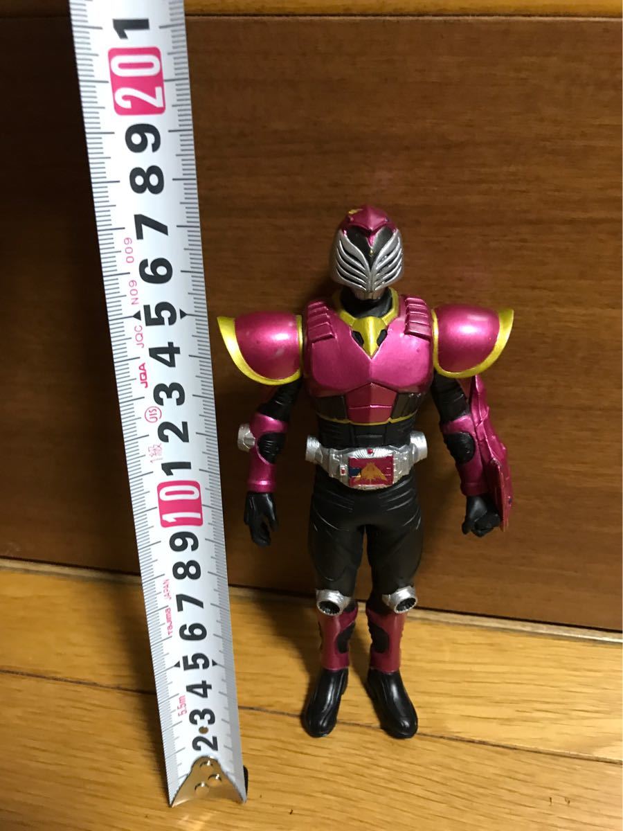 中古品 仮面ライダー龍騎 ソフビ 仮面ライダーライア 全長約17cm 送料220円_画像4