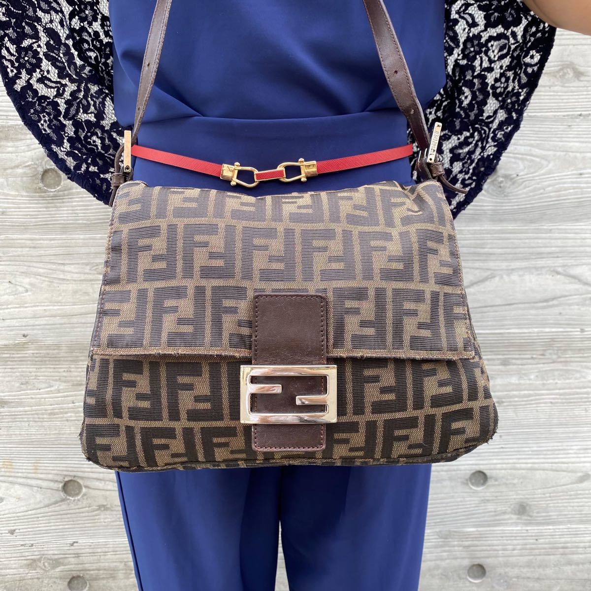 いいスタイル FENDI マンマバケット FF金具 ワンショルダー ズッカ
