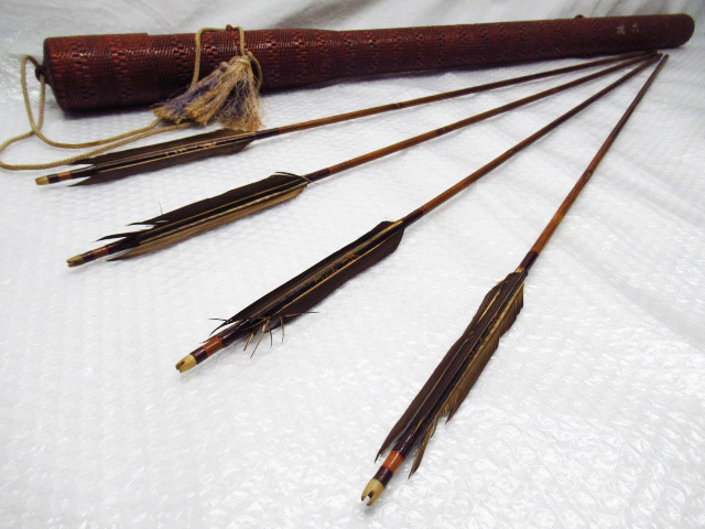 弓道 弓矢 竹矢 4本 黒鷲 在銘 金文字有 全長約89㎝ 重量約25g 矢筒付 ...