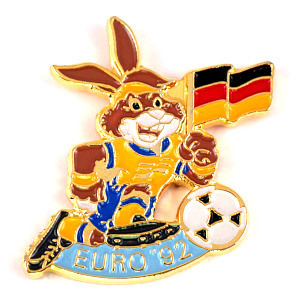 ピンバッジ・サッカーユーロ大会ドイツ国旗ウサギと球◆フランス限定ピンズ◆レアなヴィンテージものピンバッチ_画像1