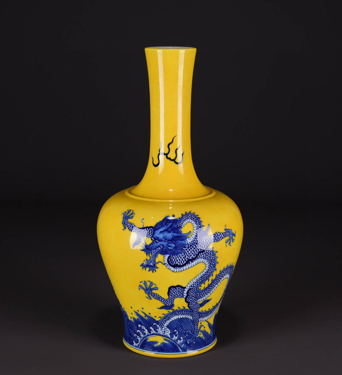 清・乾隆年製款・古陶瓷品・黄地・青花・龍紋・搖鈴尊』極細工 置物古