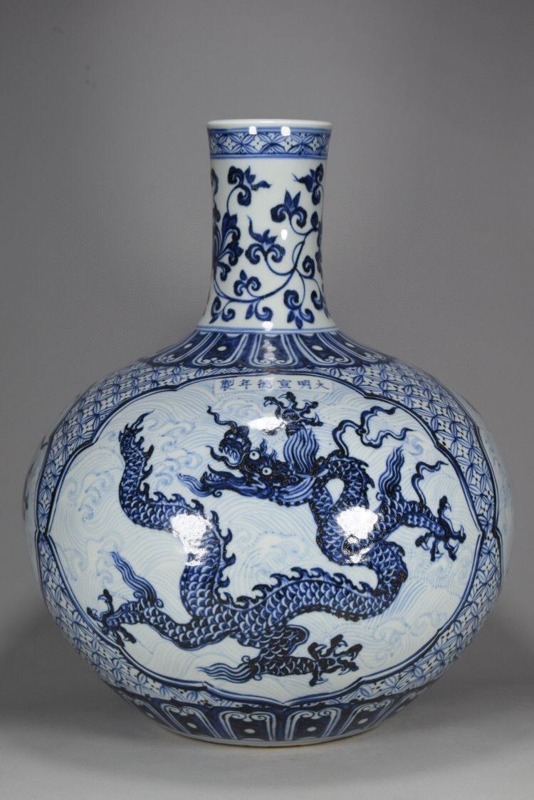 専門店では 明 宣德年製款 古陶瓷品 五彩 纏枝龍紋 天球瓶 極細工 置物