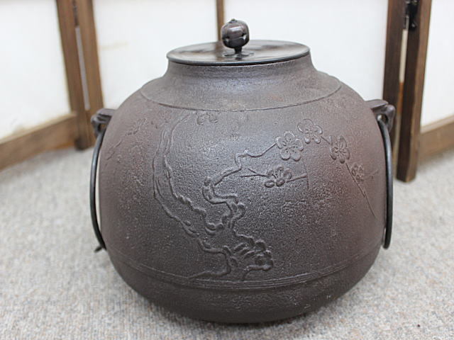 釜師　岡行弘作(行弘)　炉釜 松梅紋★風炉釜★茶道具★茶釜★茶室☆現状販売★5885_画像1