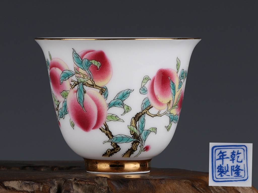 まとめ買いでお得☆清代乾隆年製款琺瑯彩壽桃蝙蝠紋茶杯☆高さ6cm