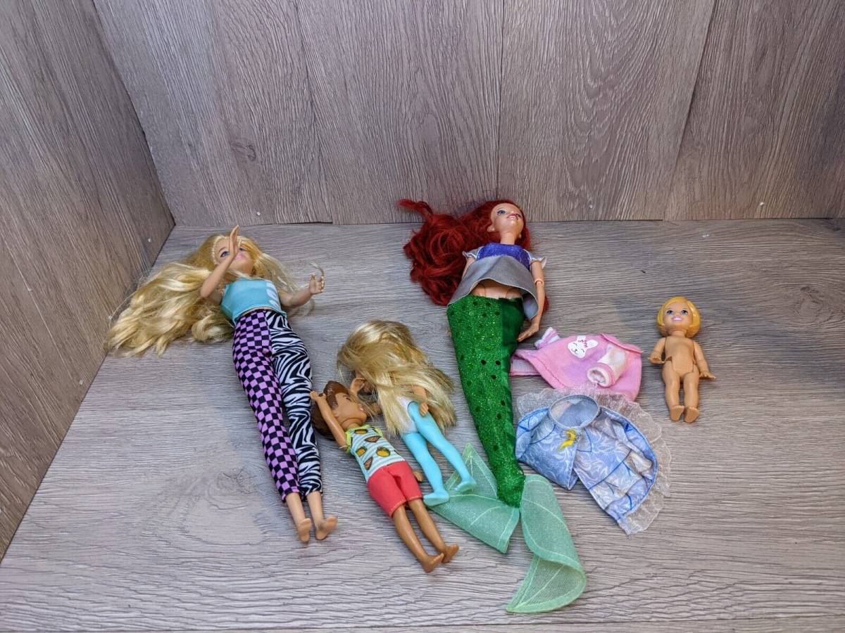 Bundle of Barbies and barbie kids, two adults clothing 5 figures total 海外 即決