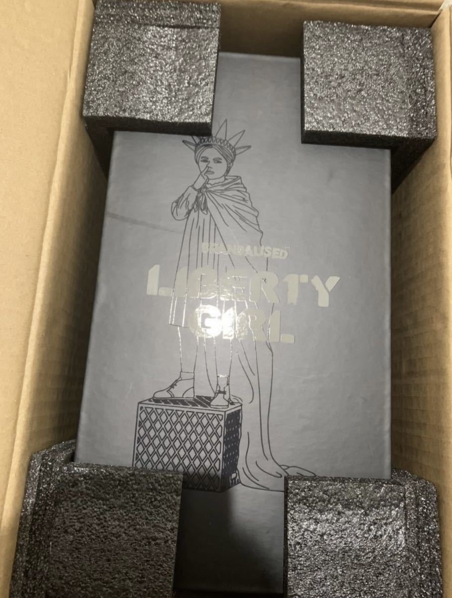 『リバティーガール 』BANKSY フィギュア　スタチュー　バンクシー　Mighty Jaxx Liberty Girl 入手困難　正規品　未使用新品　 送料込み