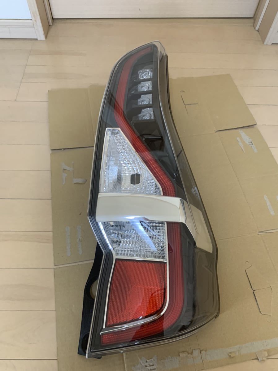 ニッサン セレナ C27 ハイウェイスター e-POWER 後期テールランプ 右