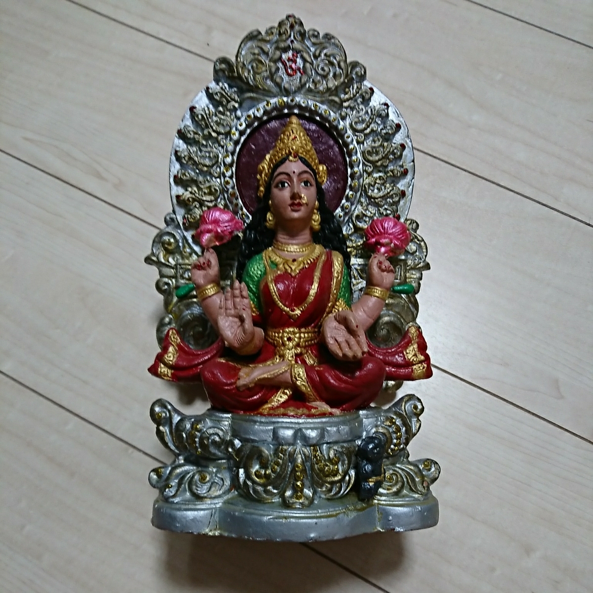 人気TOP ■印度神話・女神『ラクシュミー(Laksmi)』置物。日本名吉祥天。美と富と豊穣と幸運を司る女神。■両掌が可動します。Indian souvenir。 エスニック