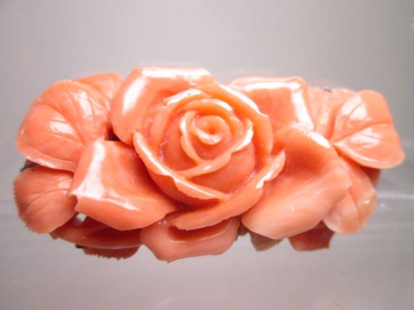 江月 アンティーク ピンク色本珊瑚 奉呈 初売り 薔薇彫刻の帯留め 16g