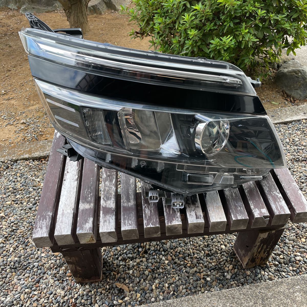 ZRR80W ヴォクシー前期 右ヘッドライトLED 81130-28D21 smk-koperasi