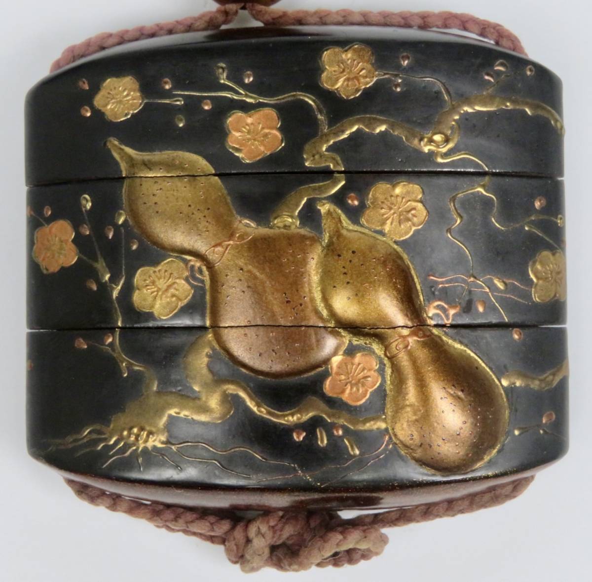 時代ある希少な一品【金蒔絵 内梨地 瓢箪図 三段印籠】【木彫 牛 根付 在銘】 提げ物 細密彫刻 美品 骨董品 古美術品 縦6.5cm×横7.5cm_画像3