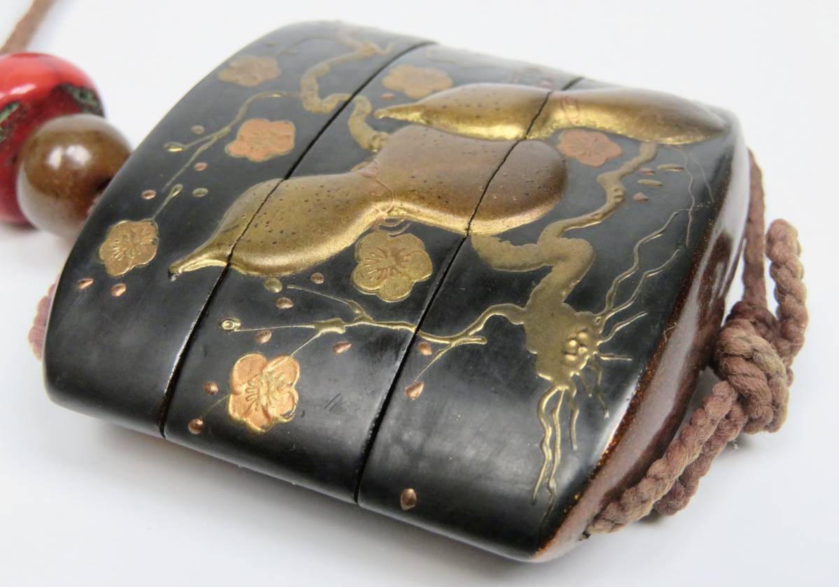 時代ある希少な一品【金蒔絵 内梨地 瓢箪図 三段印籠】【木彫 牛 根付 在銘】 提げ物 細密彫刻 美品 骨董品 古美術品 縦6.5cm×横7.5cm_画像5