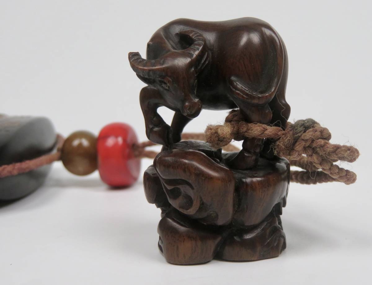 時代ある希少な一品【金蒔絵 内梨地 瓢箪図 三段印籠】【木彫 牛 根付 在銘】 提げ物 細密彫刻 美品 骨董品 古美術品 縦6.5cm×横7.5cm_画像9