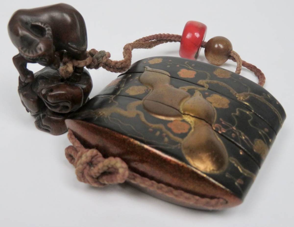 時代ある希少な一品【金蒔絵 内梨地 瓢箪図 三段印籠】【木彫 牛 根付 在銘】 提げ物 細密彫刻 美品 骨董品 古美術品 縦6.5cm×横7.5cm_画像2