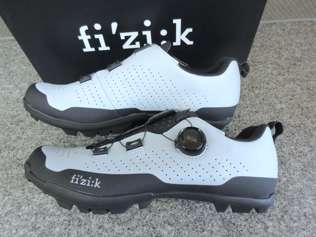 fizik 自転車シューズ 白/黒 ボアダイヤル 42 fizik 自転車シューズ 白/黒 ボアダイヤル 42