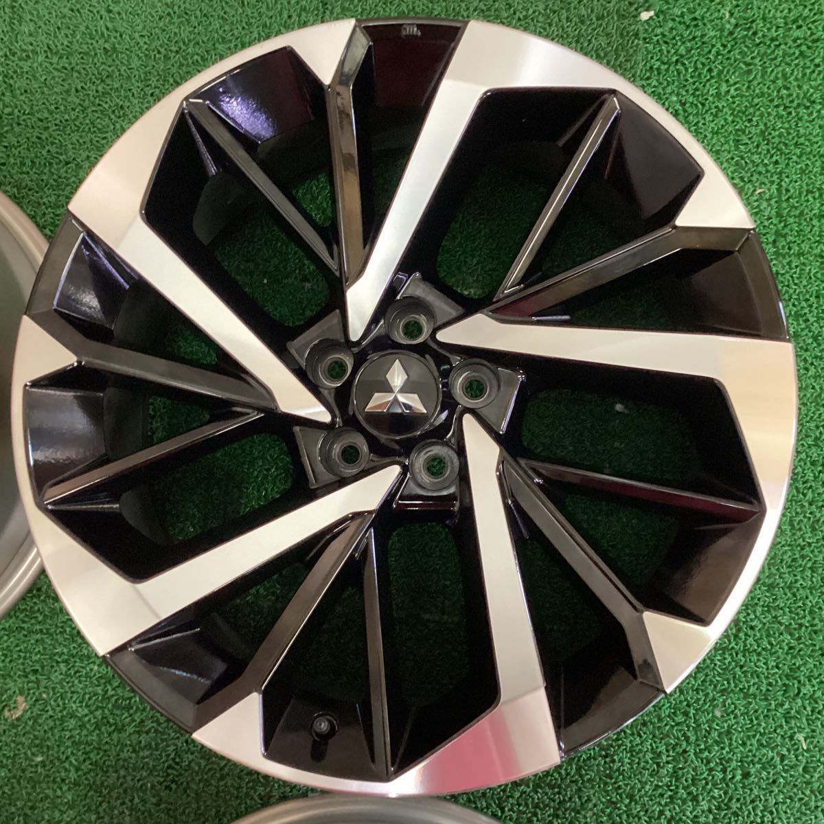 三菱アウトランダーPHEV純正アルミホイール20×8J+35 114.3-5H新車外し4