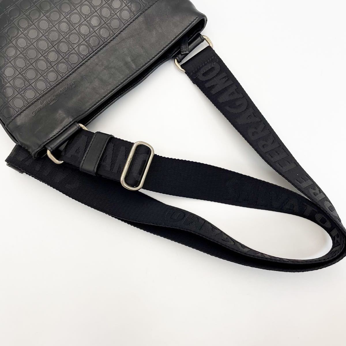 1円【美品】Salvatore Ferragamo ショルダーバッグ メンズ サルヴァトーレフェラガモ メンズ 斜め掛け ガンチーニ 総柄 ブラック 黒 ロゴ