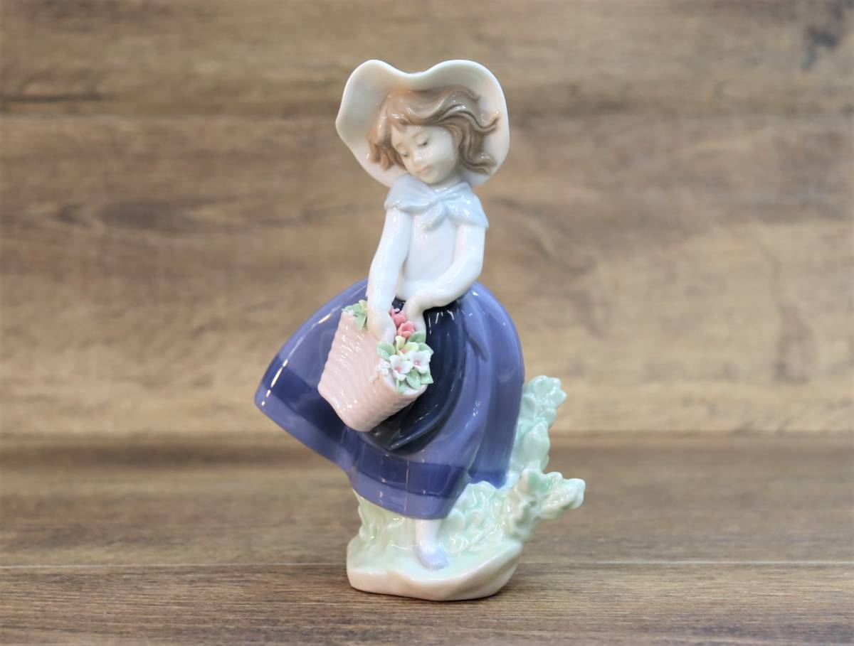 Lladro/リヤドロ 磁器人形 きれいな花ばかり #5222 高さ約18cm 