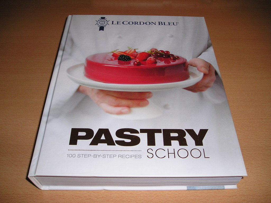 洋書・Le Cordon Bleu Pastry School 100 Step-by-Step Recipes・フランス コルドンブルー料理学校のお菓子作りのバイブルです_画像1