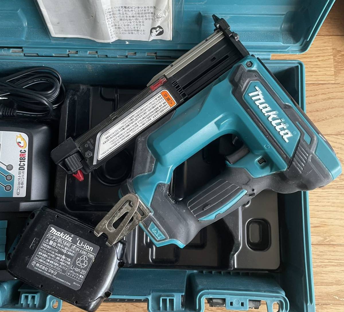 マキタ Makita 充電式ピンタッカ PT353DZK 18V 使用釘15.18.25.30.35mm