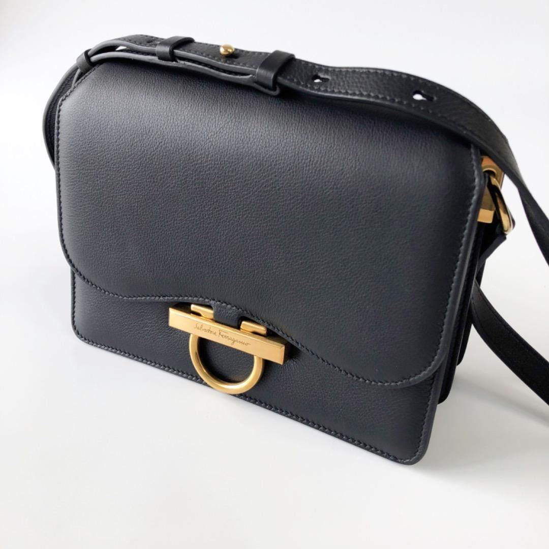 美品 フェラガモ ショルダーバッグ ゴールド ガンチーニ 革 Ferragamo