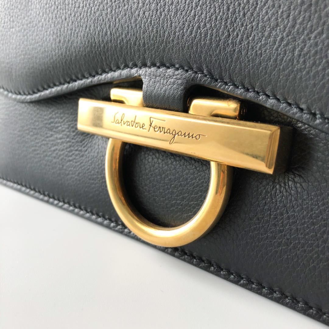 美品 フェラガモ ショルダーバッグ ゴールド ガンチーニ 革 Ferragamo
