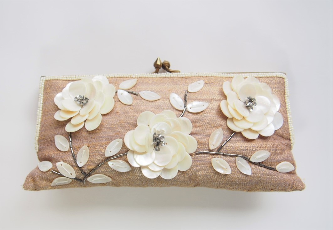  regular price 5 ten thousand * Deuxieme Classe MOYNA* diagonal .. solid . flower Gold . beads clutch bag shoulder embroidery beige /mase men shu/ Drawer 