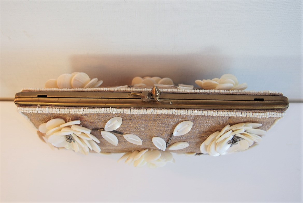  regular price 5 ten thousand * Deuxieme Classe MOYNA* diagonal .. solid . flower Gold . beads clutch bag shoulder embroidery beige /mase men shu/ Drawer 