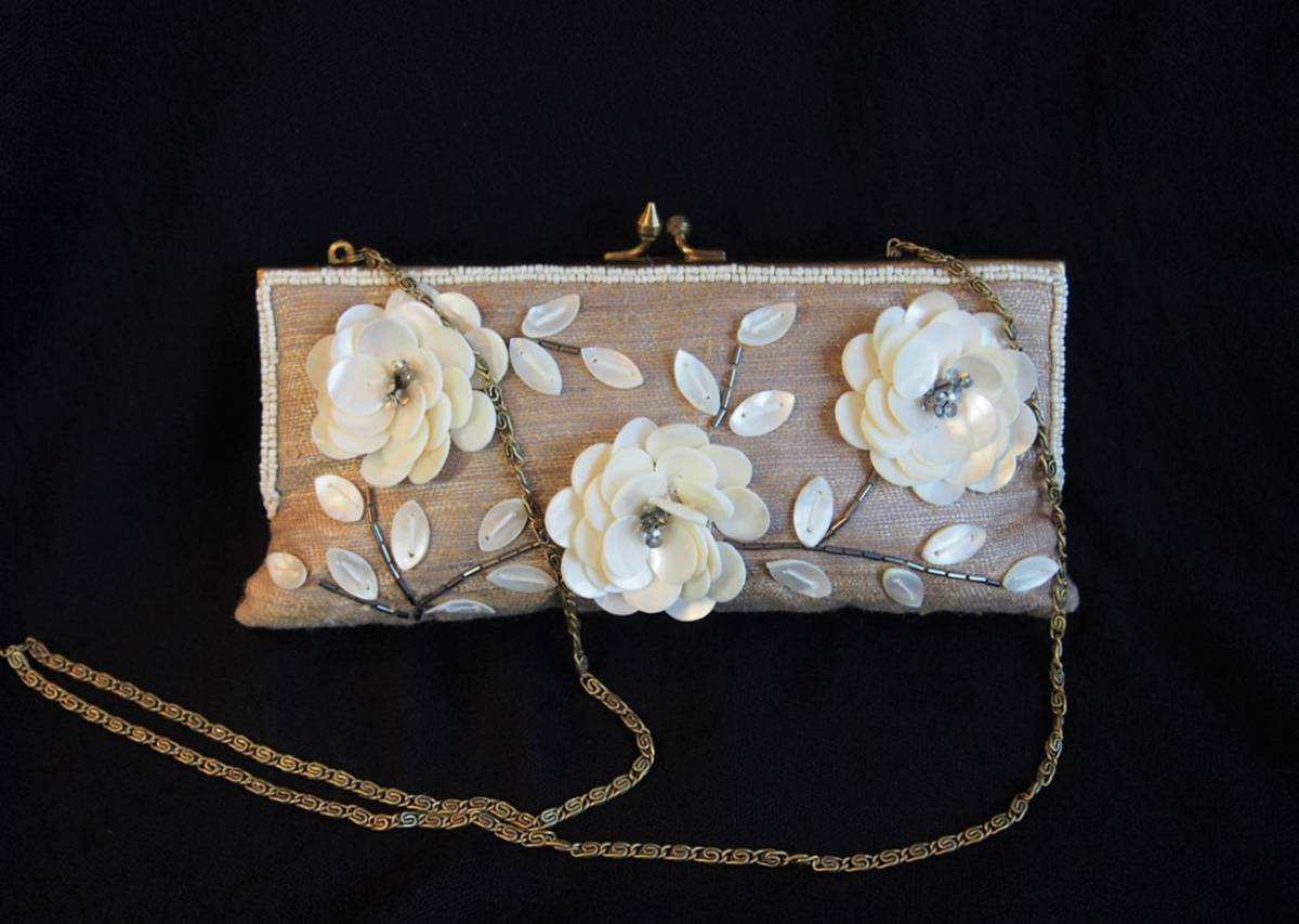  regular price 5 ten thousand * Deuxieme Classe MOYNA* diagonal .. solid . flower Gold . beads clutch bag shoulder embroidery beige /mase men shu/ Drawer 