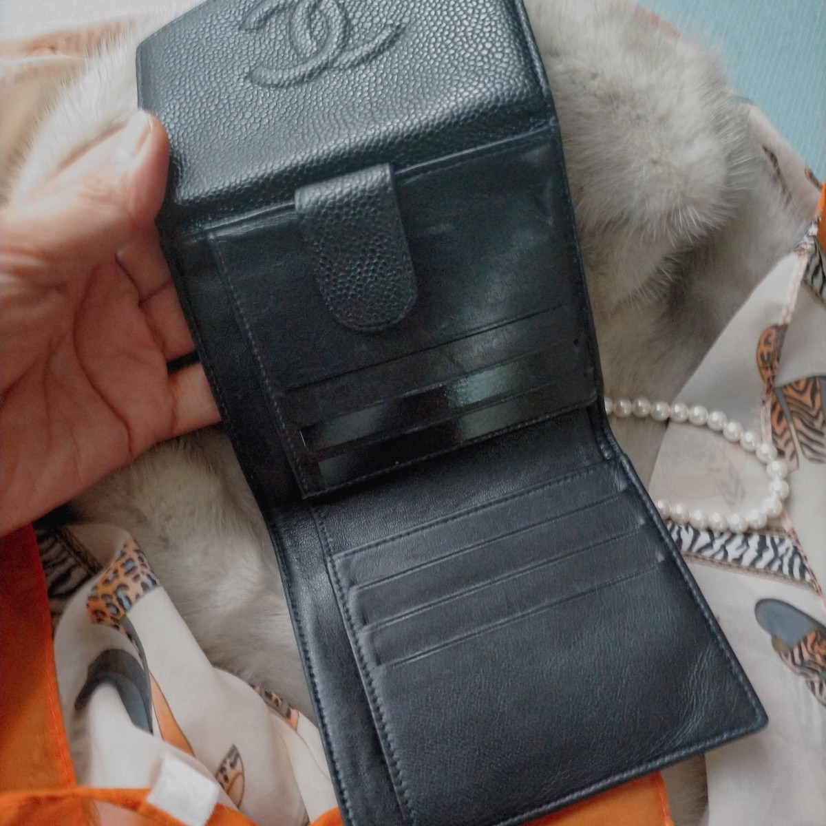 大人も着やすいシンプルファッション CHANEL 二つ折り財布 agapeeurope.org