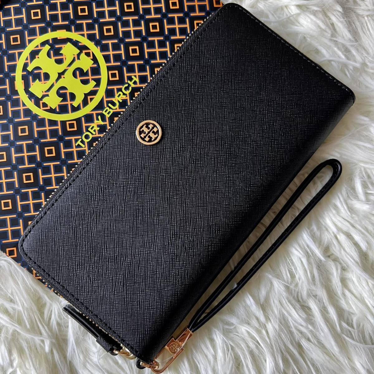 希少 新品】TORY BURCH トリーバーチ ロビンソン 長財布 黒 パスポート ウォレット wallet ラウンドジップ ストラップ ゴールド金具 