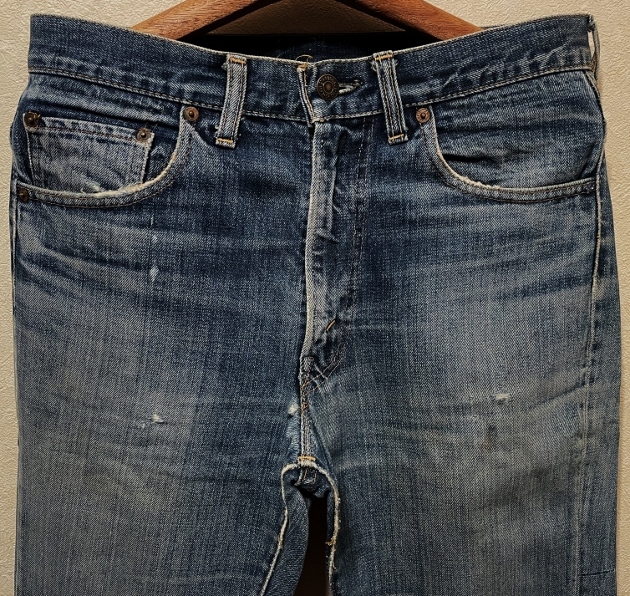 2刻印66前期74年70sビンテージLevi's517デニムW33ブーツカット美色インディゴ縦落ち42TALONジップ米国製USA製ジーンズ70年代フレア(ビッグe_左ポケットリベット欠損。