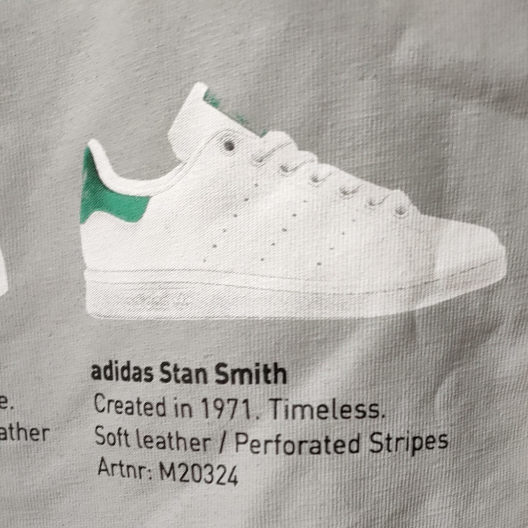 アディダス半袖TシャツS　黒　バックに歴代のスニーカープリント adidas　Superstar　Stan Smith　サンダルも