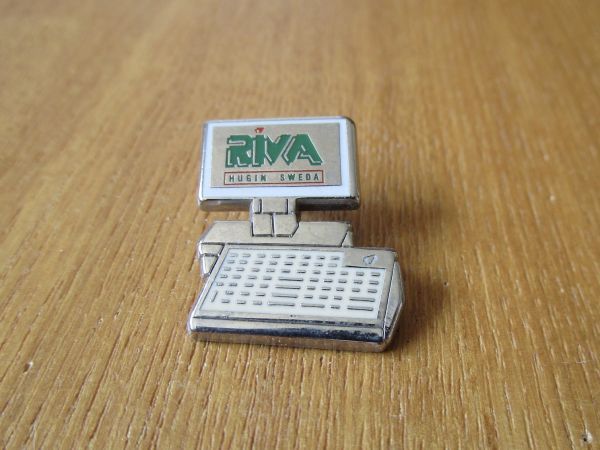 古いピンバッジ：RIVA HUGIN SWEDA レジ 計算機 広告 その他 ピンズ #K_画像1