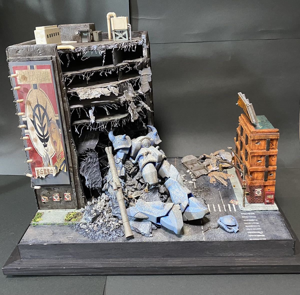 完成品】ジオン公国軍 市街地戦 ジオラマ ガンプラ を飾るベースに 完成品】ジオン公国軍 市街地戦 ジオラマ ガンプラ を飾るベースに